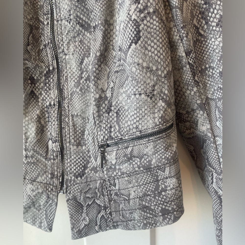 White House Black Market Snakeskin Moto Jacket Gray Zip Front 4P Petite - Picture 4 of 12
